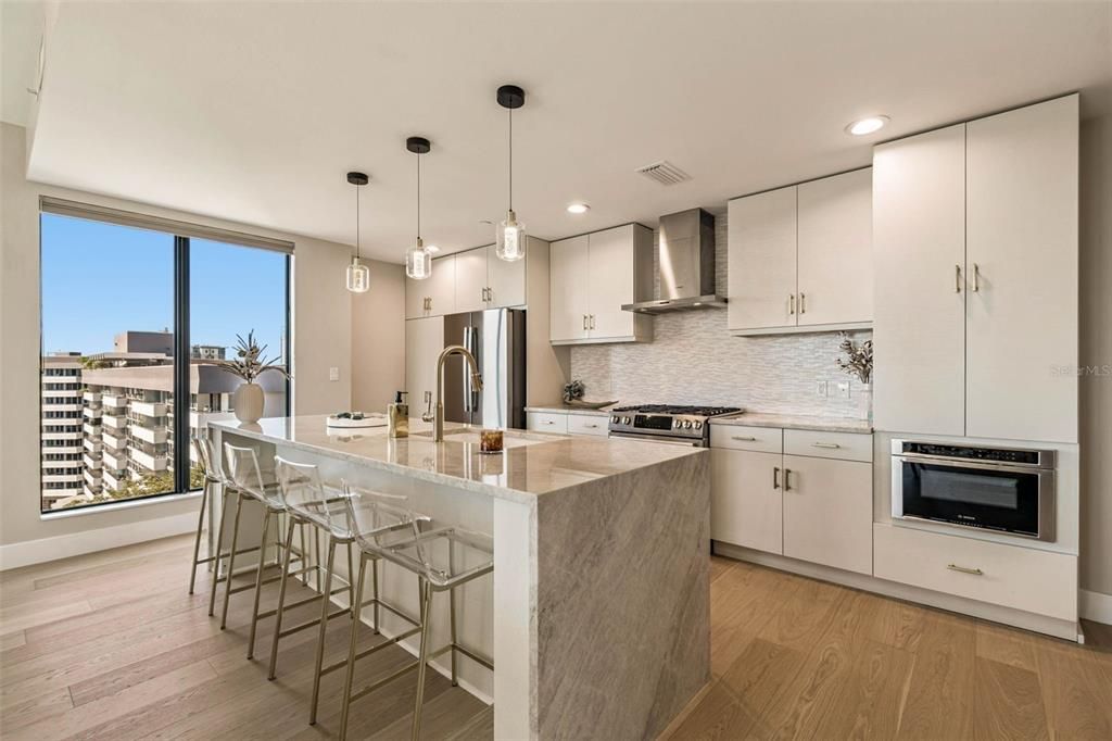 For Sale: $1,175,000 (1 beds, 1 baths, 964 Square Feet)