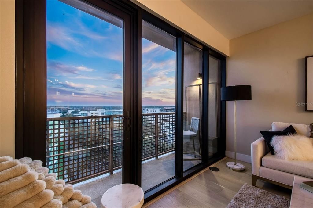 For Sale: $1,175,000 (1 beds, 1 baths, 964 Square Feet)