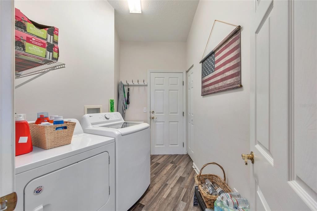 待售: $299,900 (3 贝兹, 2 浴室, 1687 平方英尺)