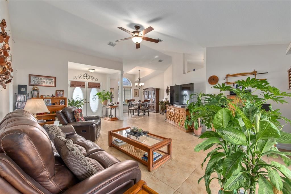 待售: $299,900 (3 贝兹, 2 浴室, 1687 平方英尺)