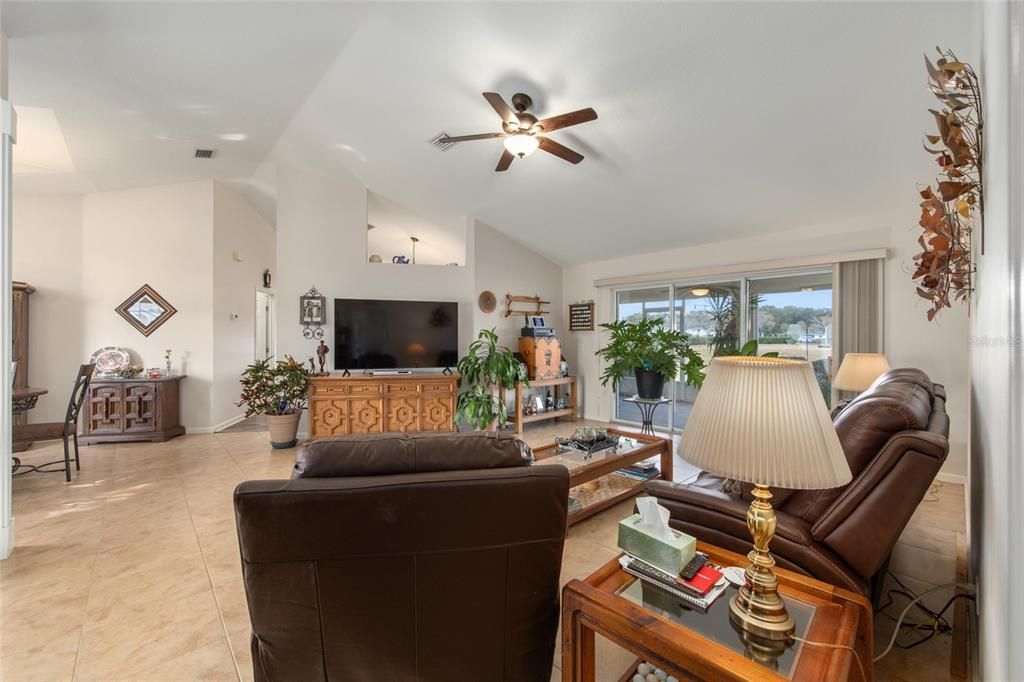 待售: $299,900 (3 贝兹, 2 浴室, 1687 平方英尺)