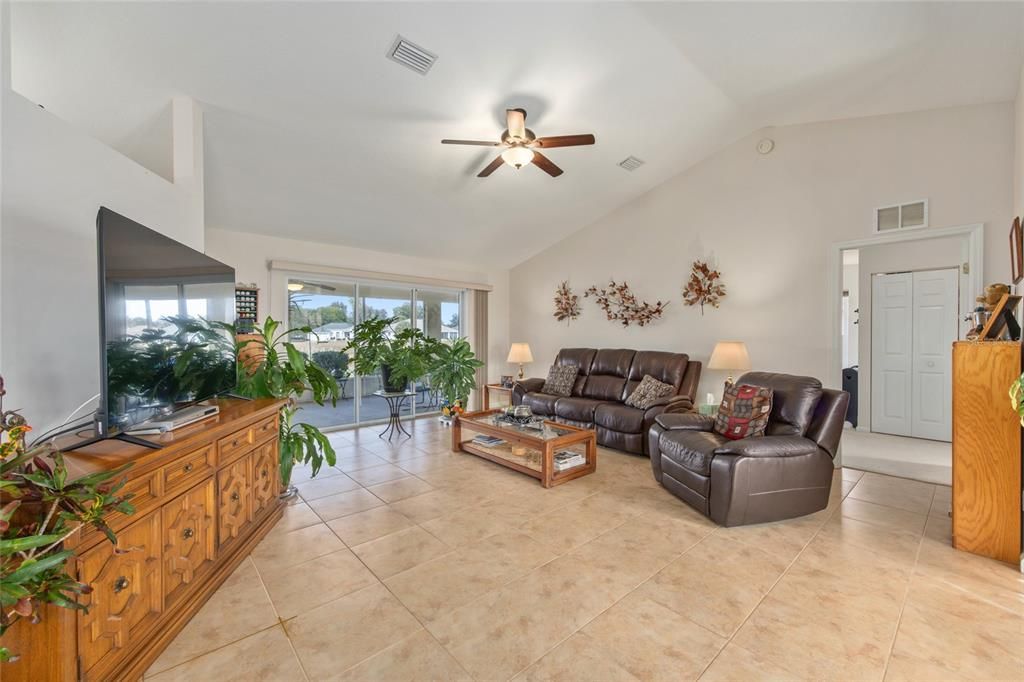 待售: $299,900 (3 贝兹, 2 浴室, 1687 平方英尺)