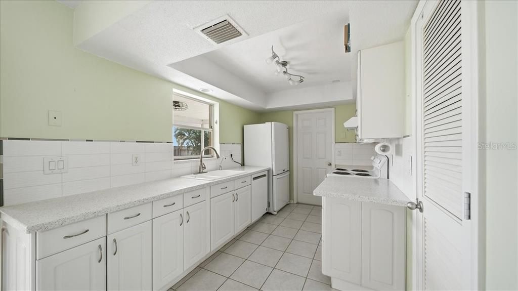 For Sale: $295,000 (2 beds, 2 baths, 1253 Square Feet)
