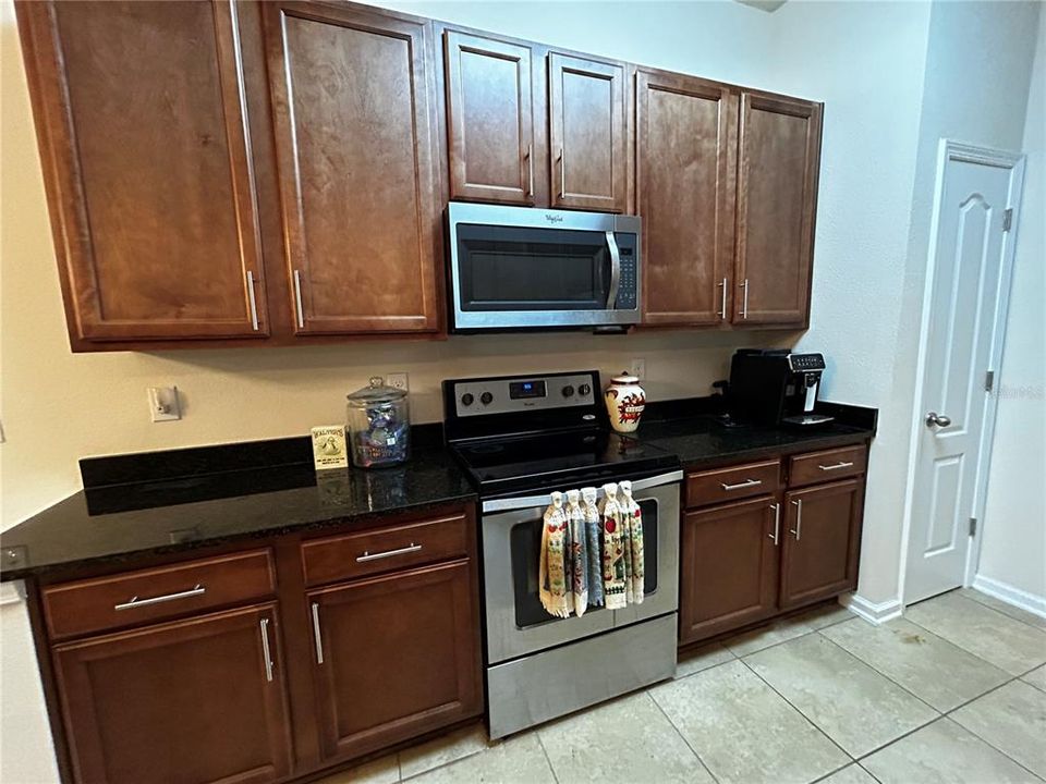 For Sale: $199,999 (2 beds, 2 baths, 1147 Square Feet)