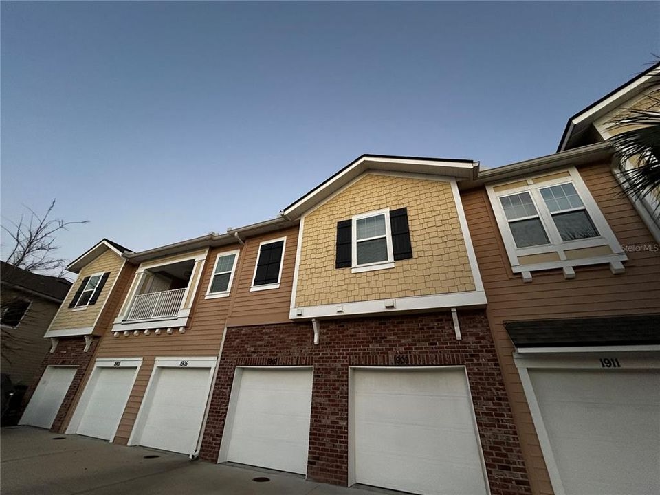 For Sale: $199,999 (2 beds, 2 baths, 1147 Square Feet)