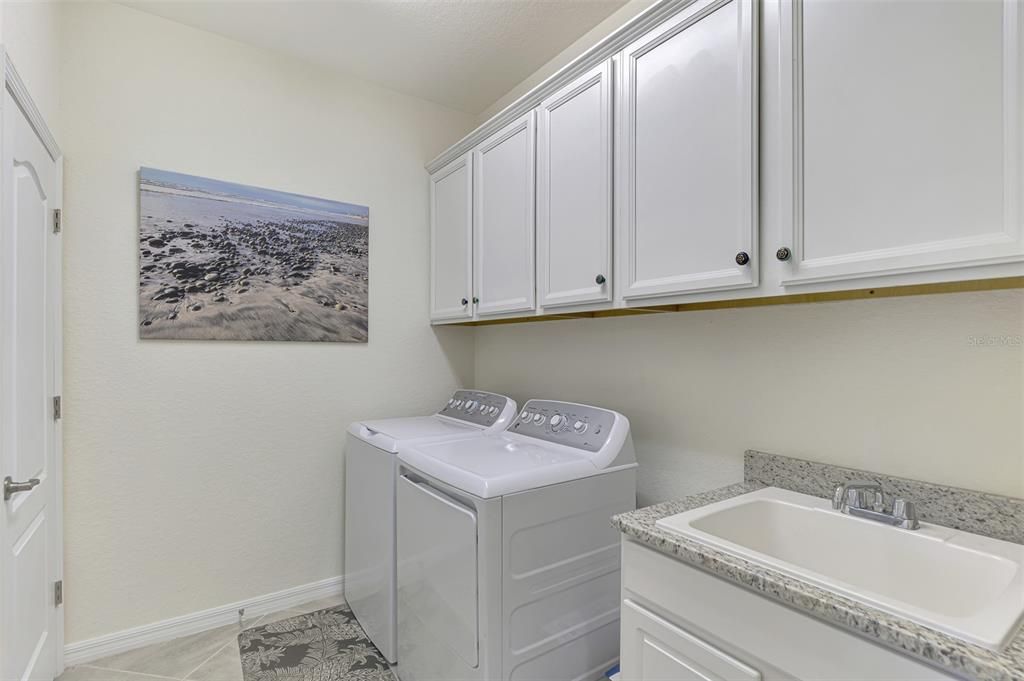 For Sale: $599,900 (2 beds, 2 baths, 1907 Square Feet)