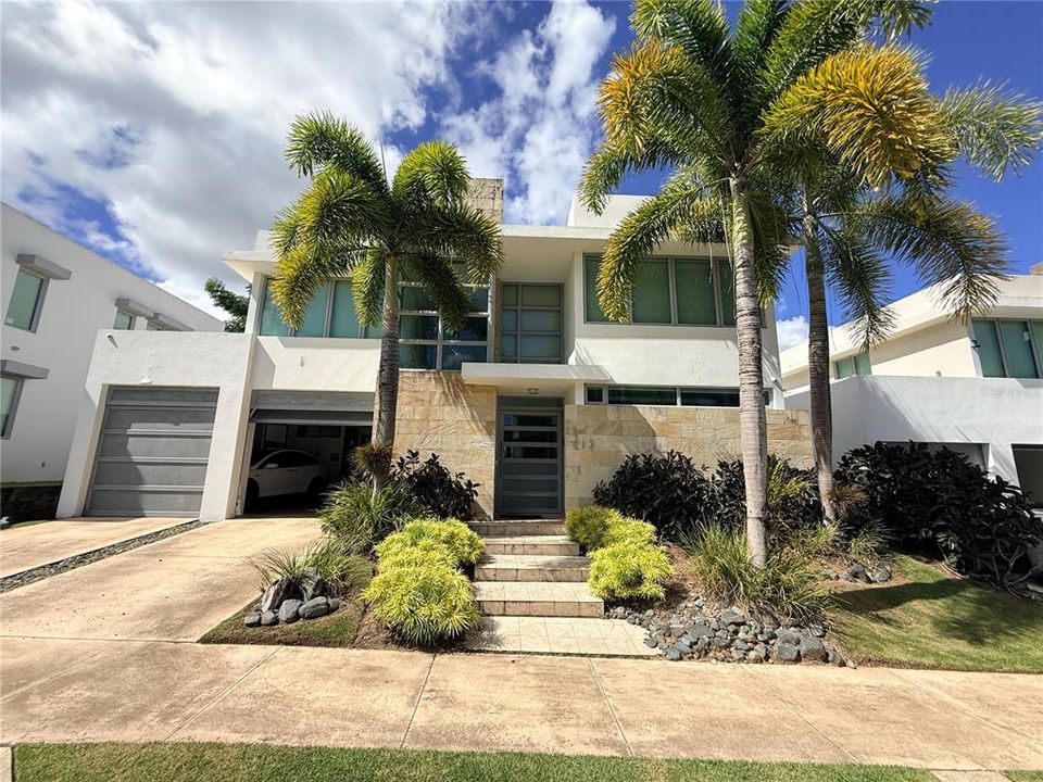 En Venta: $1,350,000 (4 camas, 3 baños, 3200 Pies cuadrados)