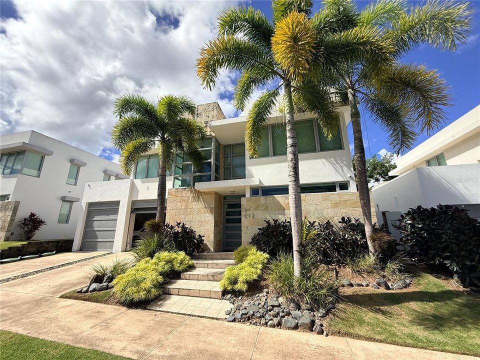 En Venta: $1,350,000 (4 camas, 3 baños, 3200 Pies cuadrados)