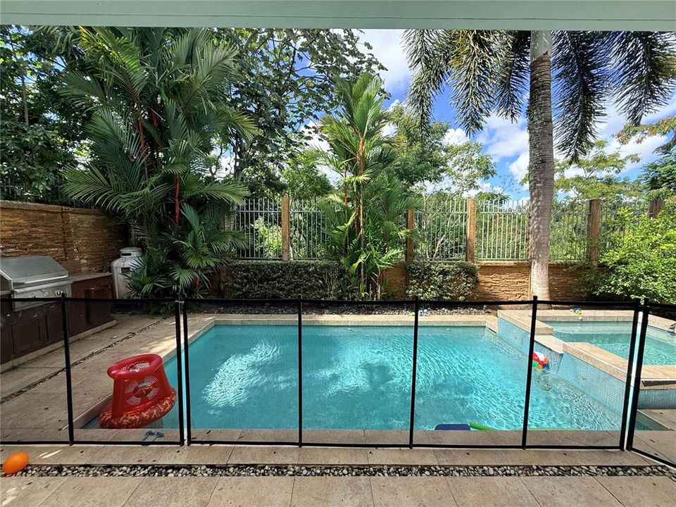 En Venta: $1,350,000 (4 camas, 3 baños, 3200 Pies cuadrados)