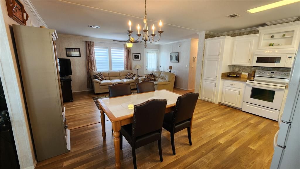 For Sale: $295,000 (2 beds, 2 baths, 1248 Square Feet)