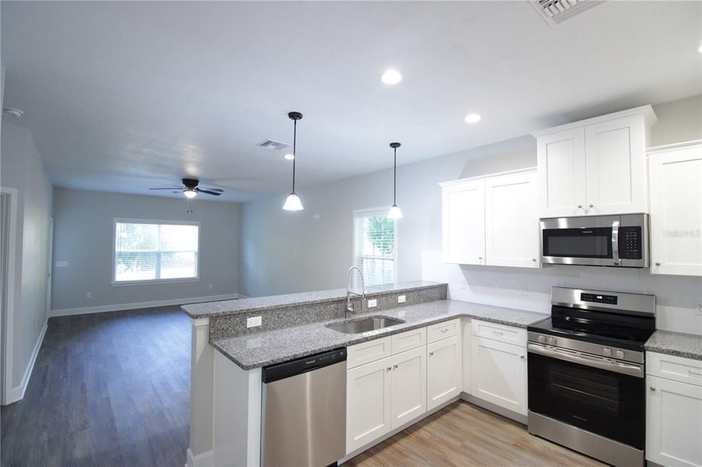 待售: $259,900 (3 贝兹, 2 浴室, 1265 平方英尺)