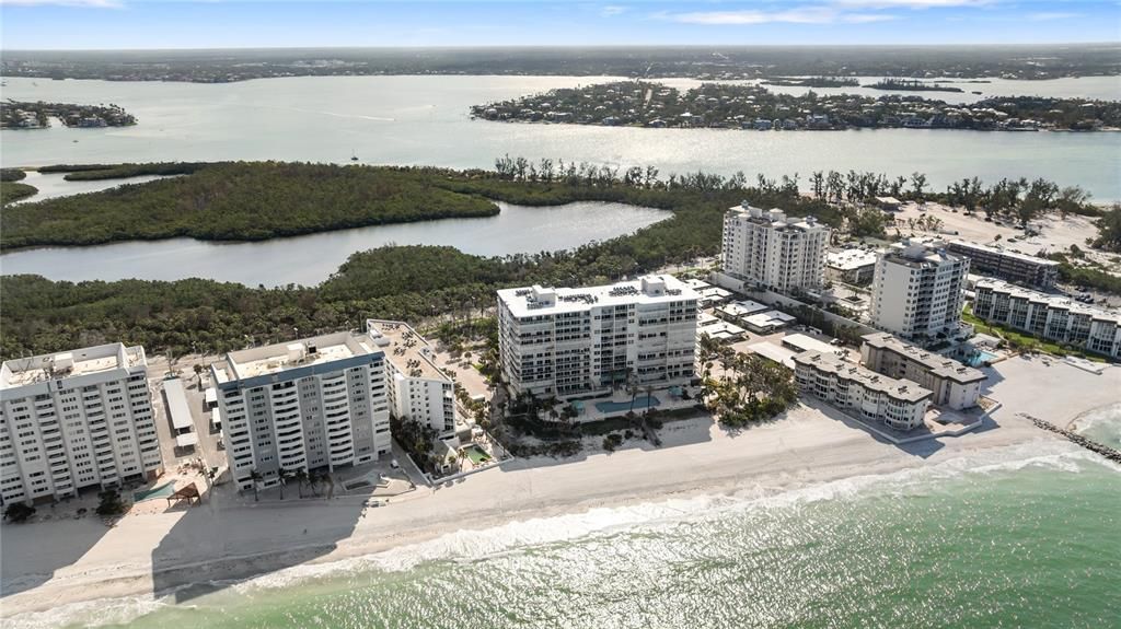 На продажу: $2,750,000 (3 спален, 2 ванн, 2230 Квадратных фут)