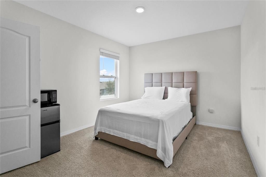 出租: $3,100 (8 贝兹, 3 浴室, 2824 平方英尺)