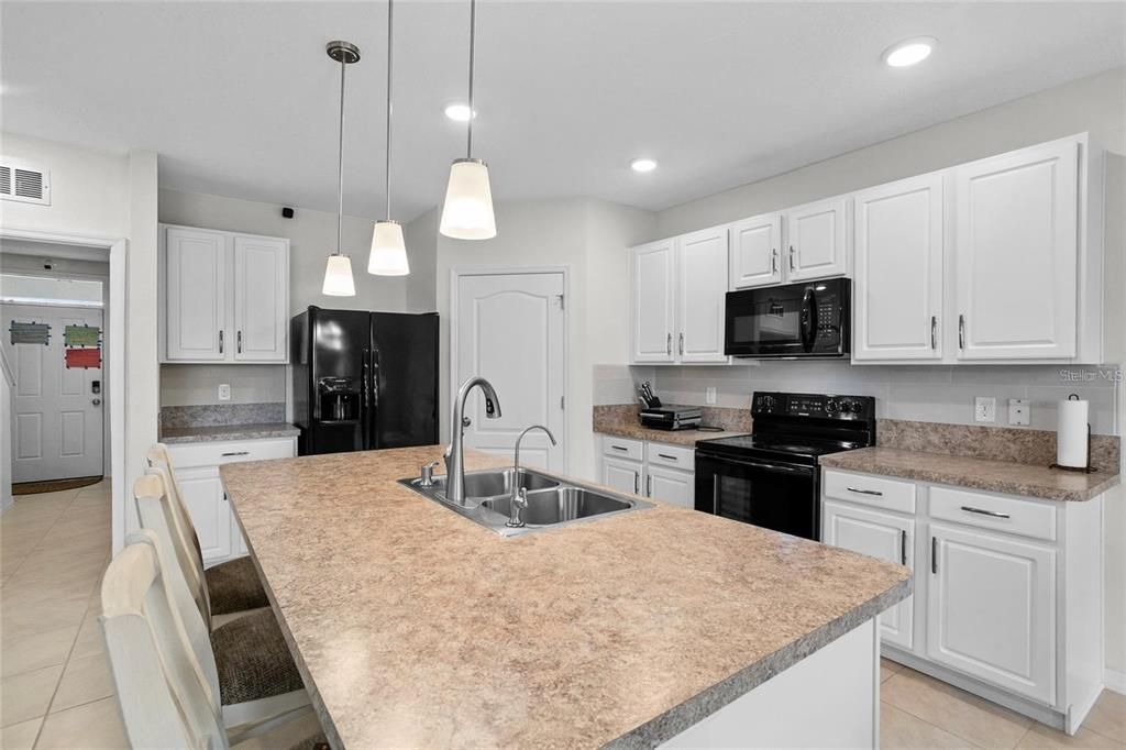 出租: $3,100 (8 贝兹, 3 浴室, 2824 平方英尺)