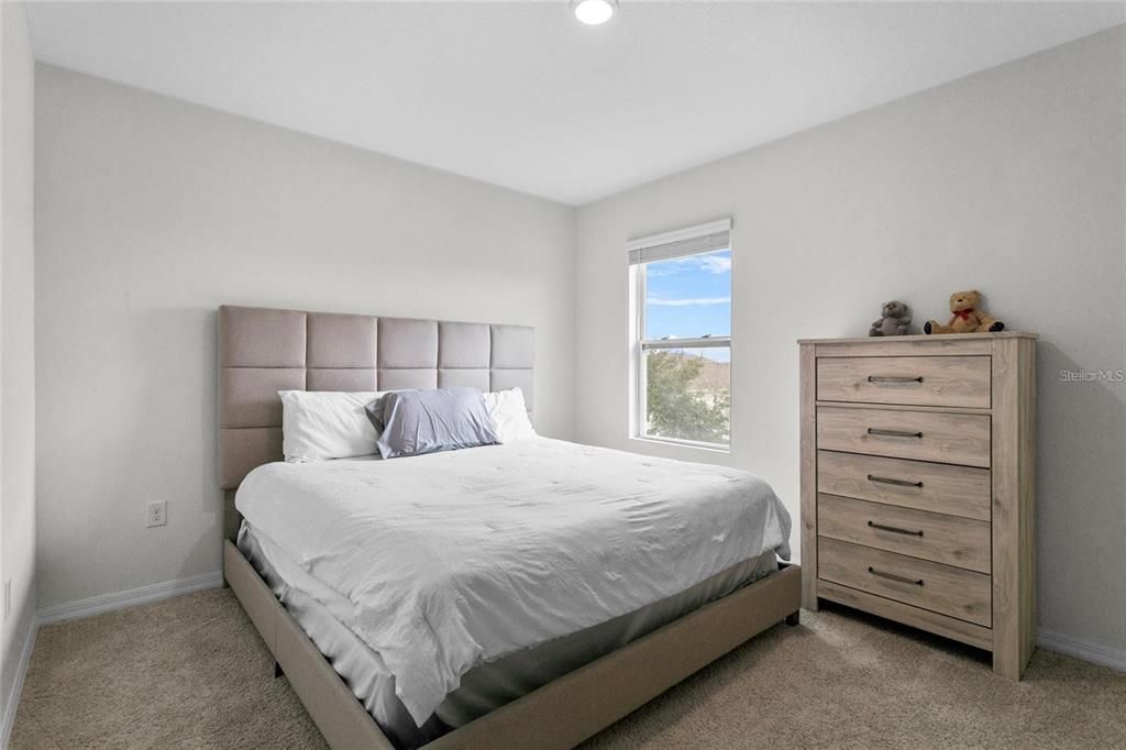 出租: $3,100 (8 贝兹, 3 浴室, 2824 平方英尺)