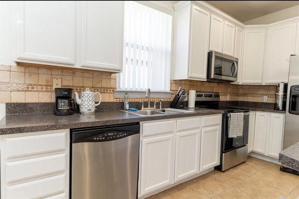 待售: $425,000 (4 贝兹, 3 浴室, 2039 平方英尺)