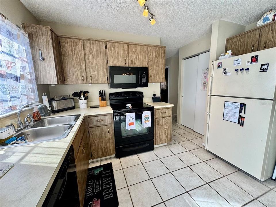 For Sale: $215,000 (2 beds, 2 baths, 942 Square Feet)