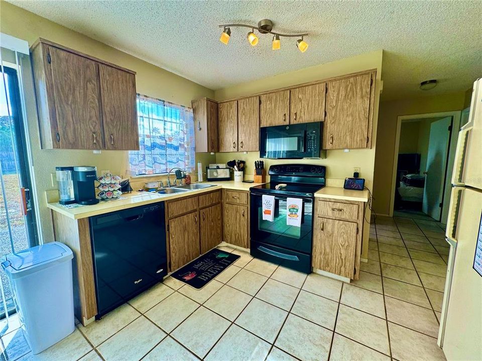 For Sale: $215,000 (2 beds, 2 baths, 942 Square Feet)