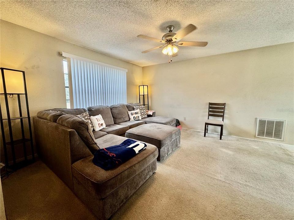 For Sale: $215,000 (2 beds, 2 baths, 942 Square Feet)