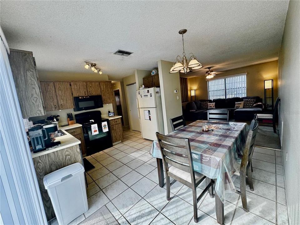 For Sale: $215,000 (2 beds, 2 baths, 942 Square Feet)