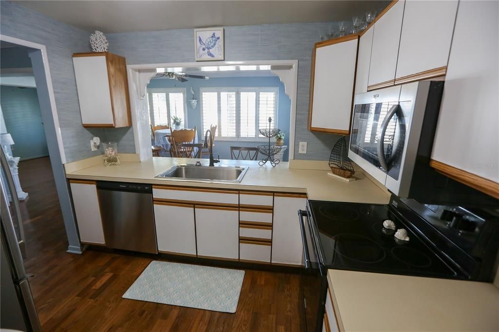 For Sale: $379,000 (2 beds, 2 baths, 1331 Square Feet)