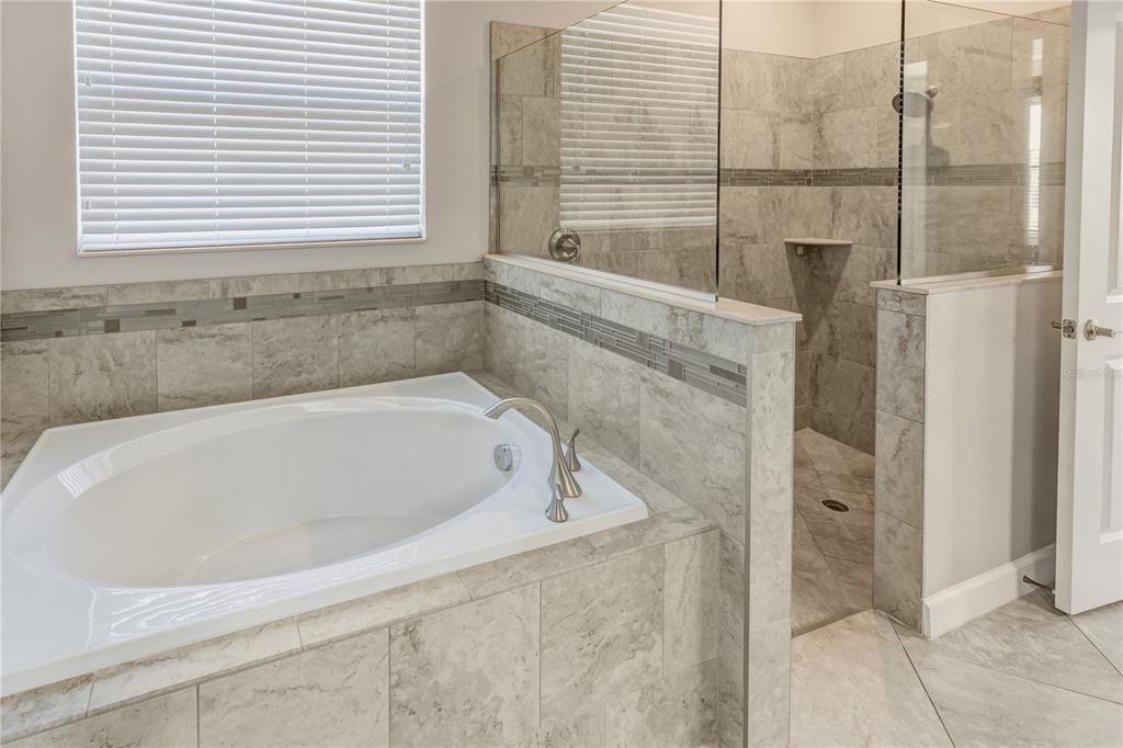 出租: $3,400 (4 贝兹, 3 浴室, 3352 平方英尺)