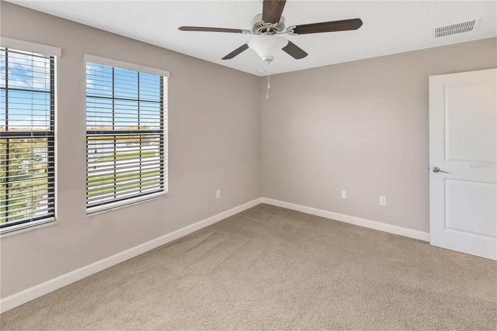 出租: $3,400 (4 贝兹, 3 浴室, 3352 平方英尺)