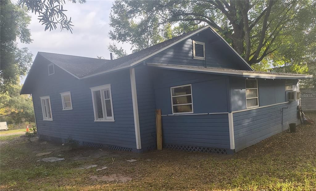 For Sale: $450,000 (2 beds, 1 baths, 936 Square Feet)