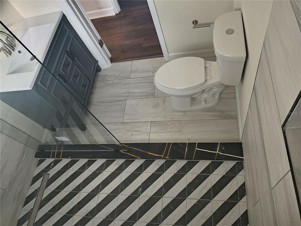 For Sale: $450,000 (2 beds, 1 baths, 936 Square Feet)