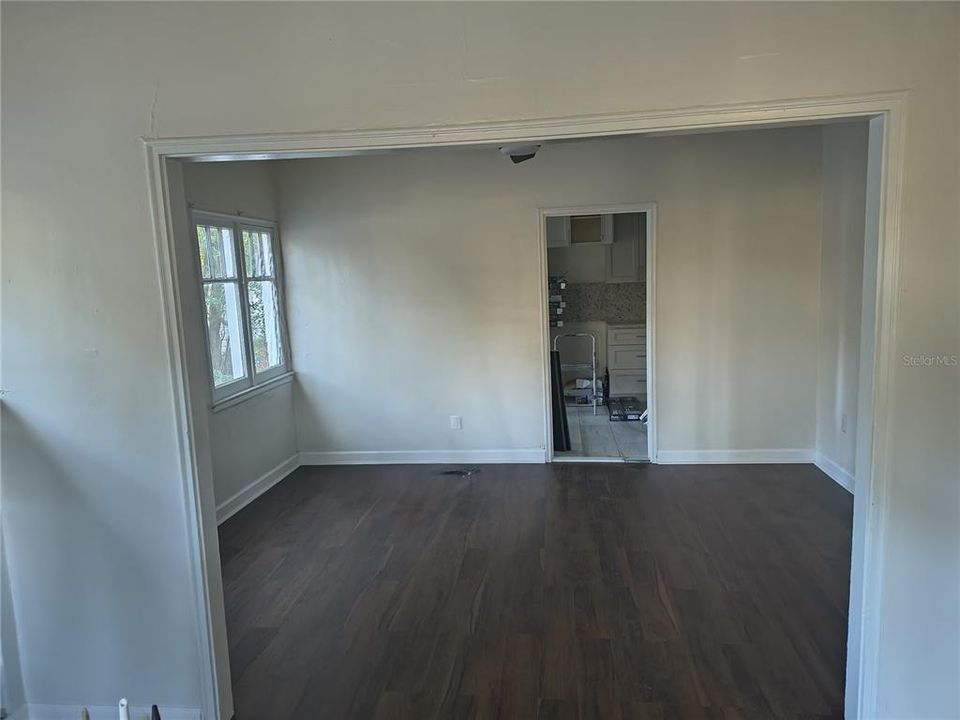 For Sale: $450,000 (2 beds, 1 baths, 936 Square Feet)