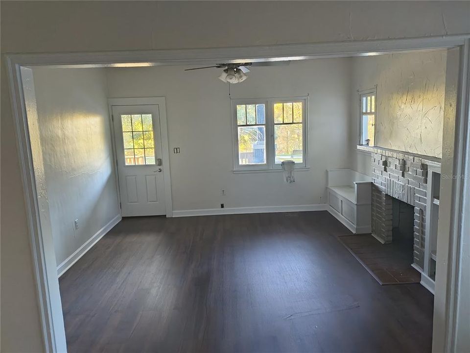 For Sale: $450,000 (2 beds, 1 baths, 936 Square Feet)