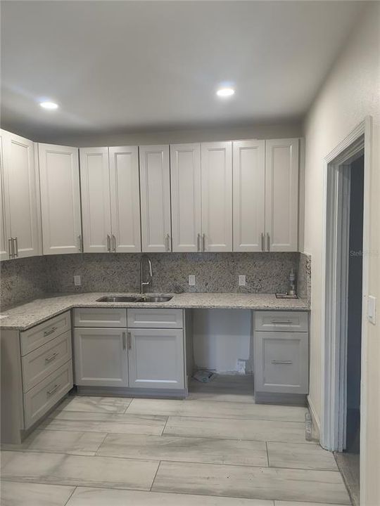 For Sale: $450,000 (2 beds, 1 baths, 936 Square Feet)