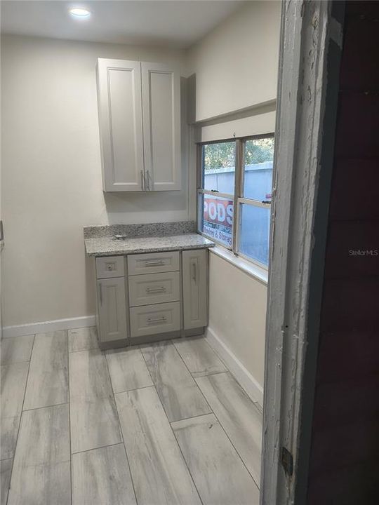 For Sale: $450,000 (2 beds, 1 baths, 936 Square Feet)