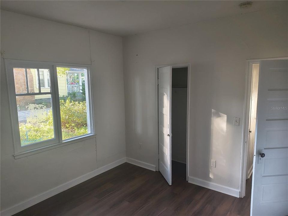 For Sale: $450,000 (2 beds, 1 baths, 936 Square Feet)