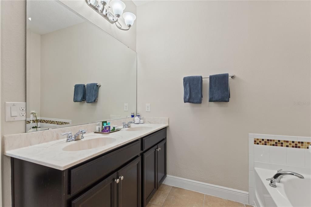 En Venta: $530,000 (5 camas, 4 baños, 2936 Pies cuadrados)