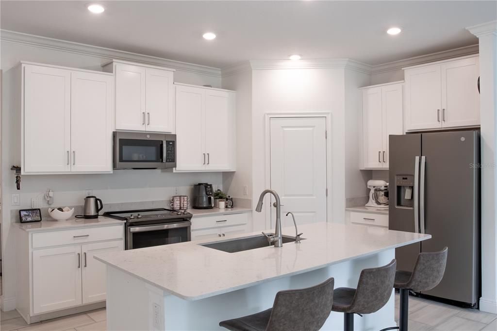 For Rent: $2,550 (3 beds, 2 baths, 1968 Square Feet)