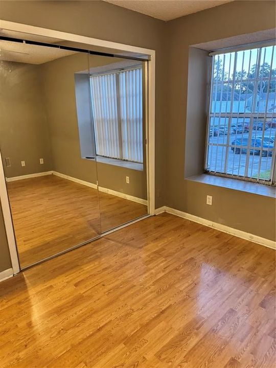 待售: $195,000 (2 贝兹, 1 浴室, 896 平方英尺)