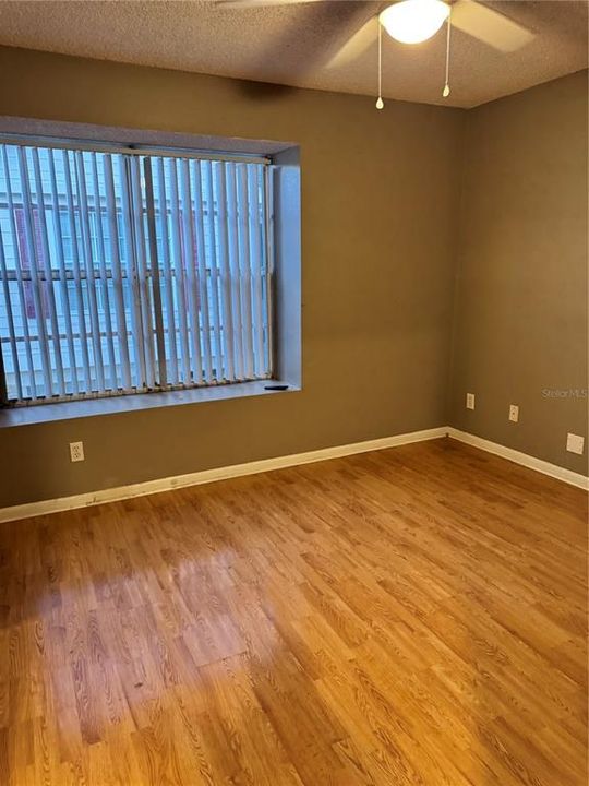 待售: $195,000 (2 贝兹, 1 浴室, 896 平方英尺)