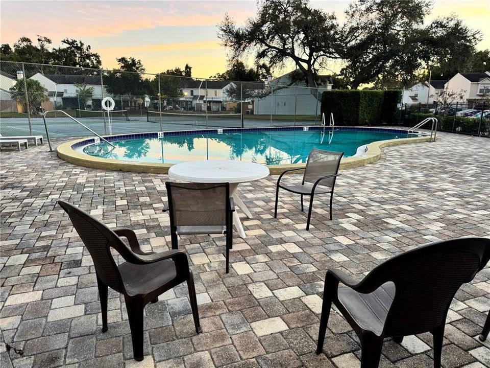 待售: $195,000 (2 贝兹, 1 浴室, 896 平方英尺)