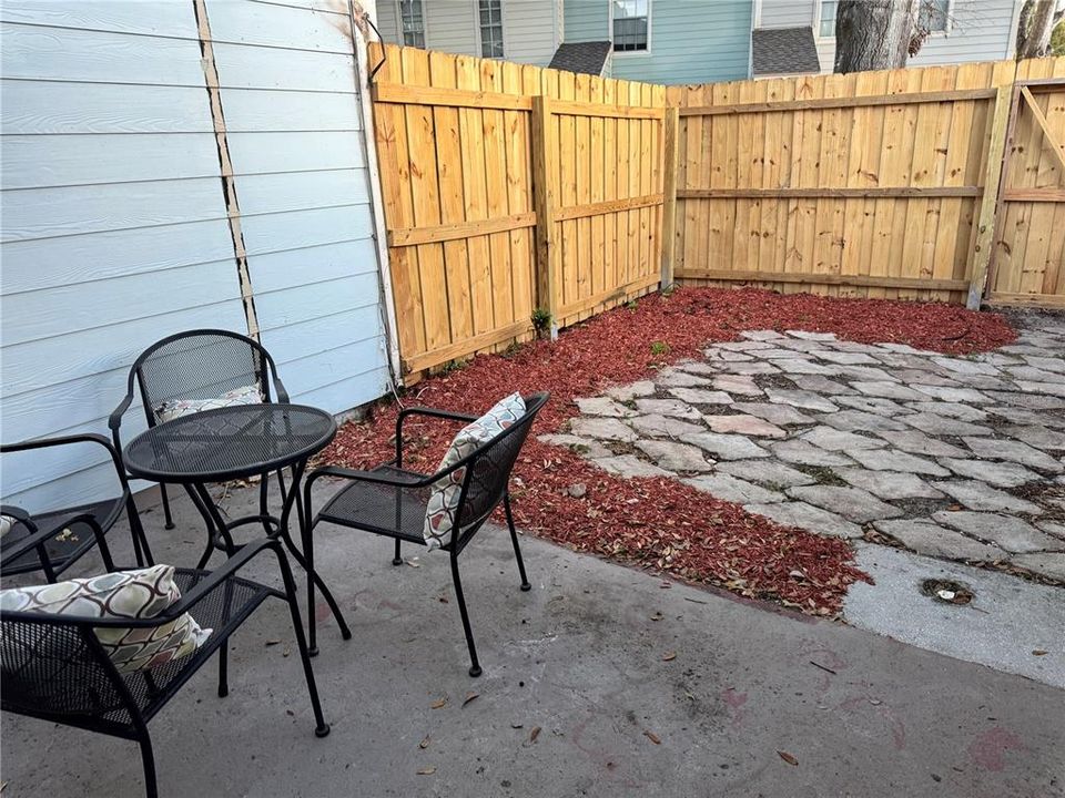 待售: $195,000 (2 贝兹, 1 浴室, 896 平方英尺)