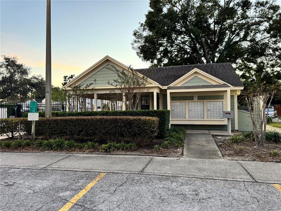 待售: $195,000 (2 贝兹, 1 浴室, 896 平方英尺)