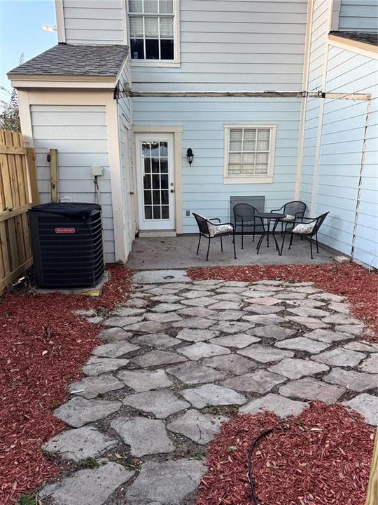 待售: $195,000 (2 贝兹, 1 浴室, 896 平方英尺)