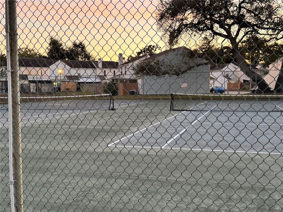 待售: $195,000 (2 贝兹, 1 浴室, 896 平方英尺)