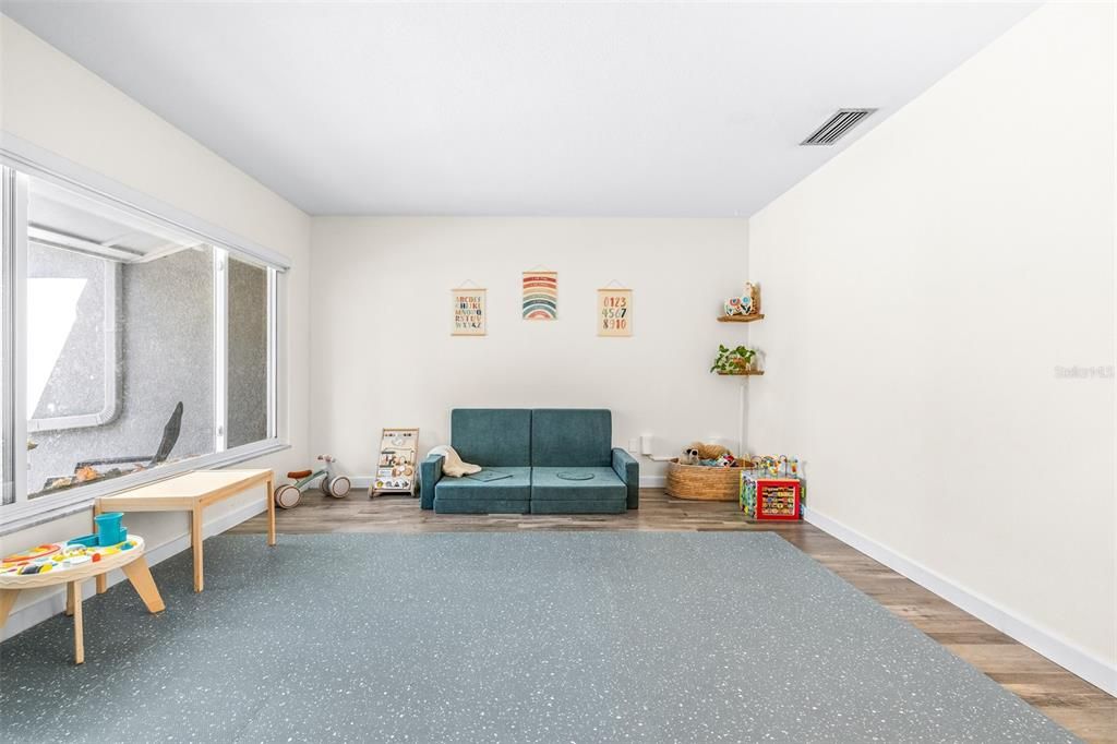 En Venta: $550,000 (4 camas, 2 baños, 2043 Pies cuadrados)