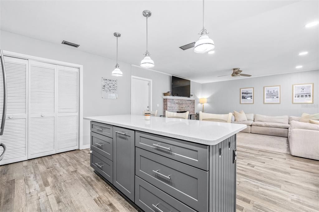 En Venta: $550,000 (4 camas, 2 baños, 2043 Pies cuadrados)