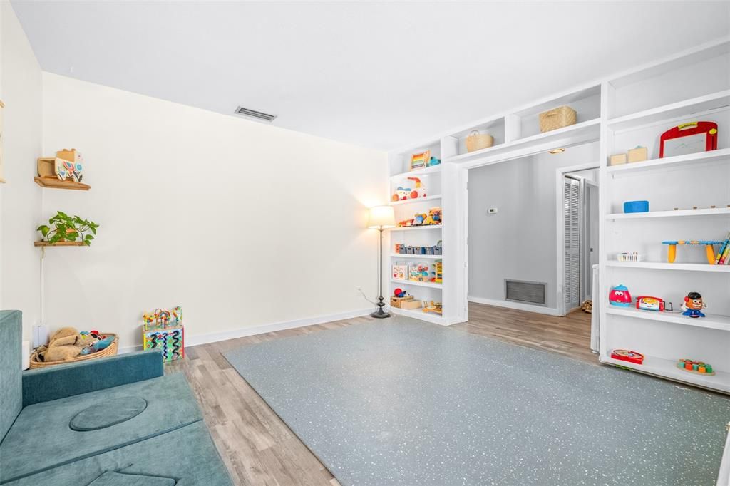 En Venta: $550,000 (4 camas, 2 baños, 2043 Pies cuadrados)