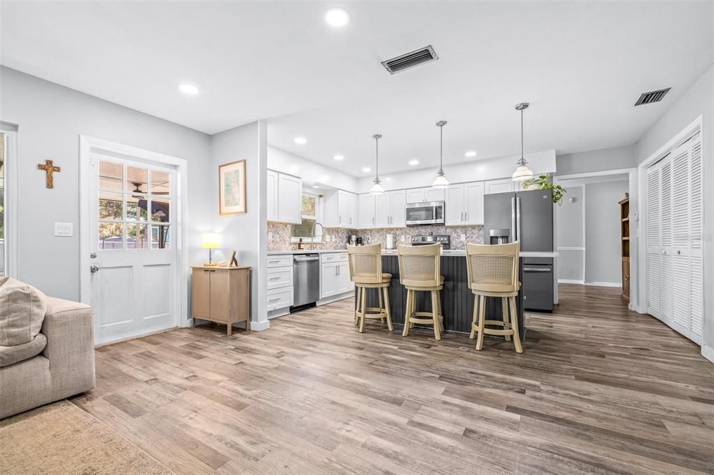 En Venta: $550,000 (4 camas, 2 baños, 2043 Pies cuadrados)