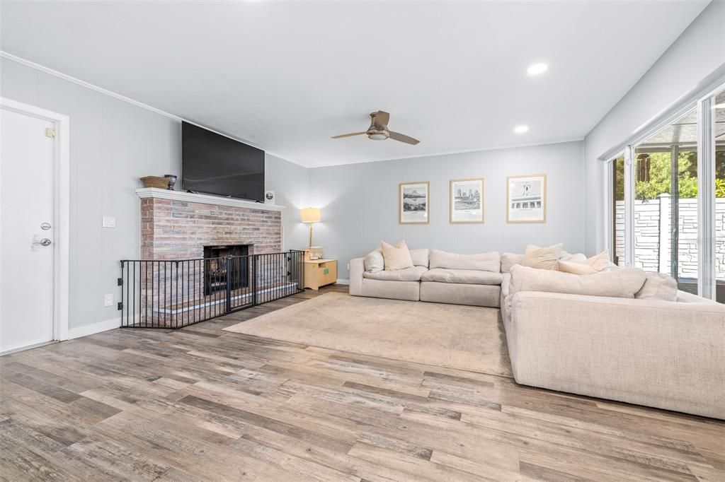 En Venta: $550,000 (4 camas, 2 baños, 2043 Pies cuadrados)