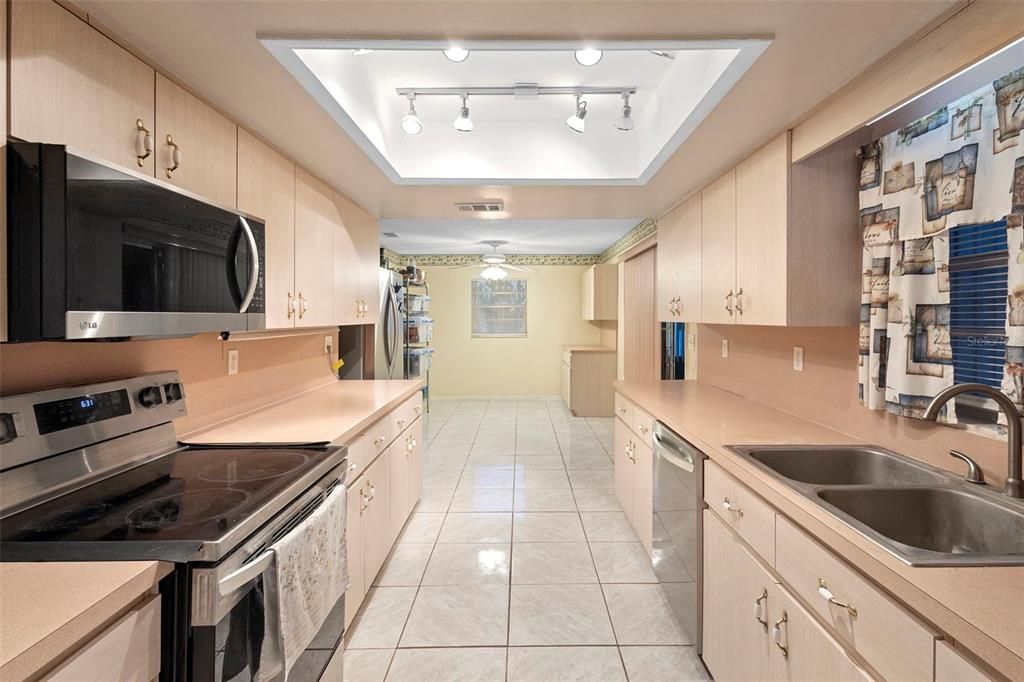 待售: $330,000 (2 贝兹, 2 浴室, 1447 平方英尺)