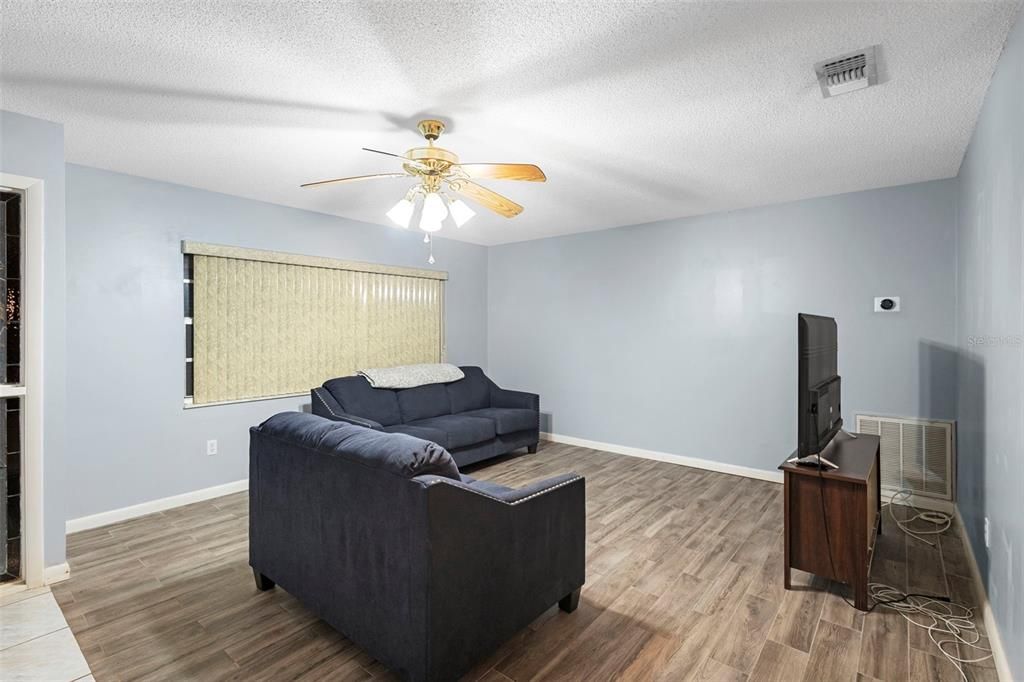 待售: $330,000 (2 贝兹, 2 浴室, 1447 平方英尺)